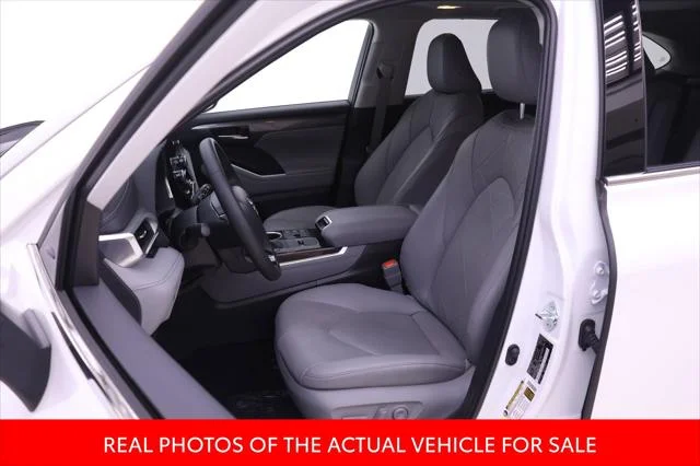 Certified Used 2026 PLATINUM WHITE PEARL MC. Toyota  image 4