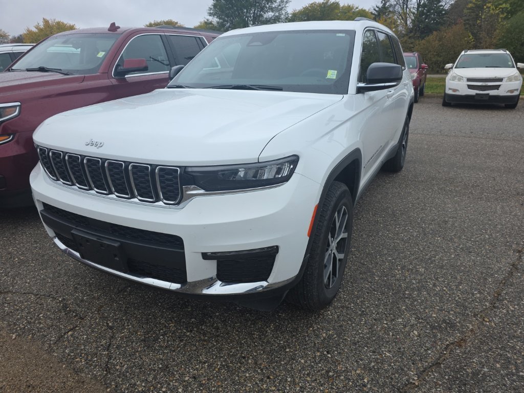 Used 2025 White Jeep Limited image 3