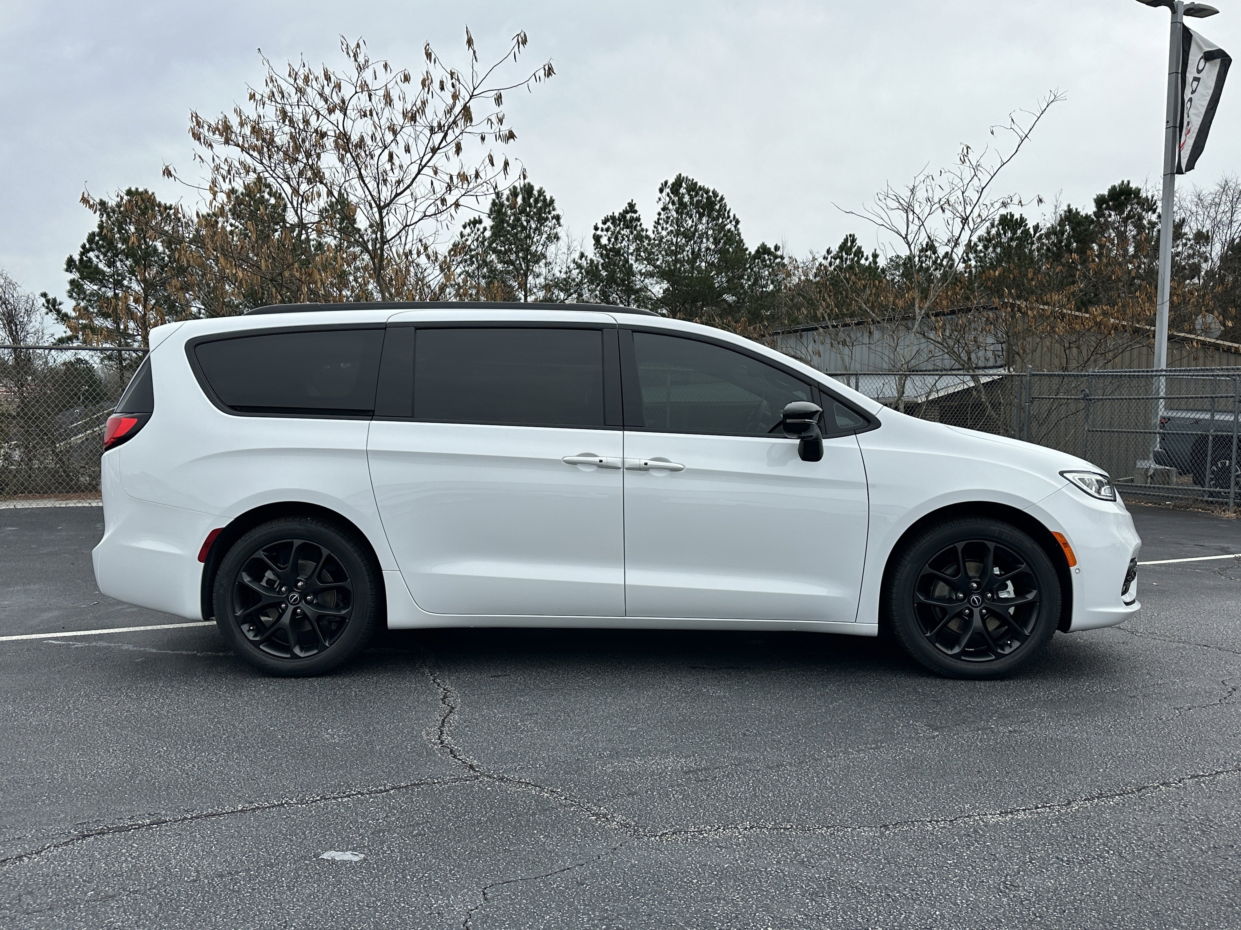 New 2026 Bright White Clear-Coat Exterior Paint Chrysler Limited image 9