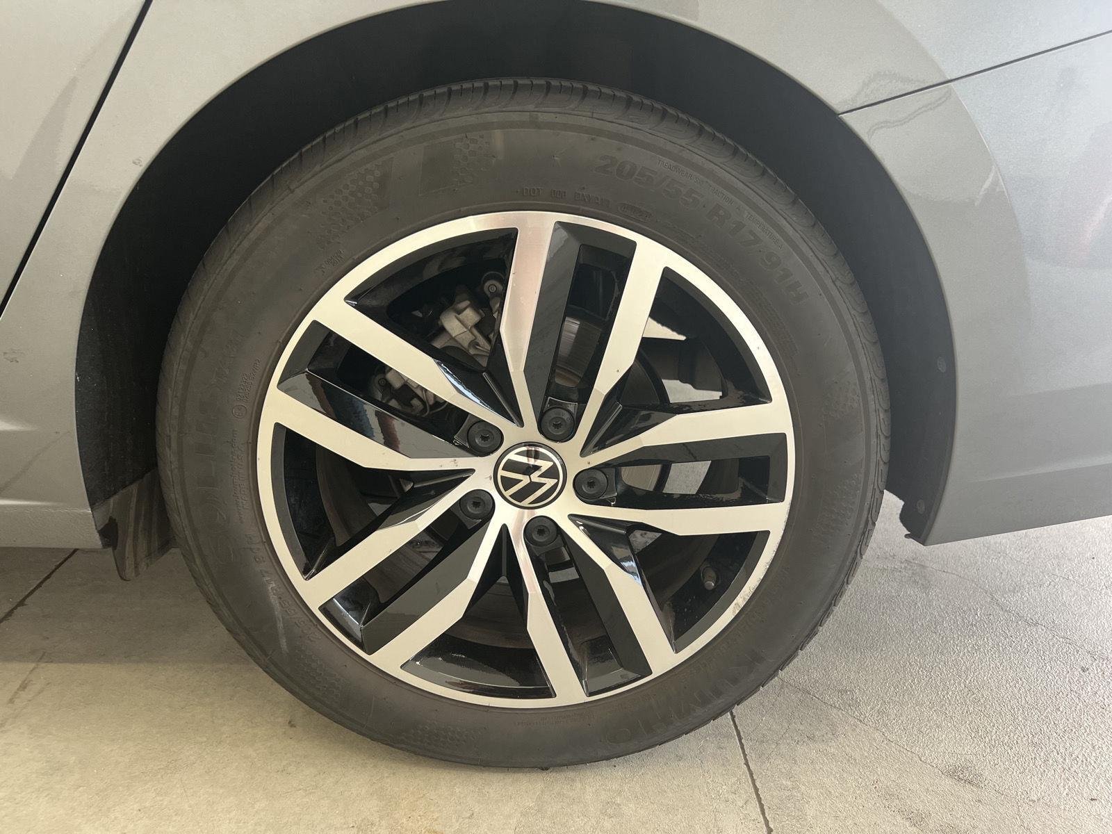 Used 2025 GRAY Volkswagen SE image 14