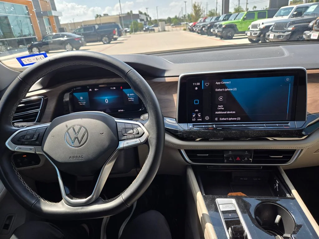 Used 2024 White Volkswagen 2.0T SE w/Technology image 10