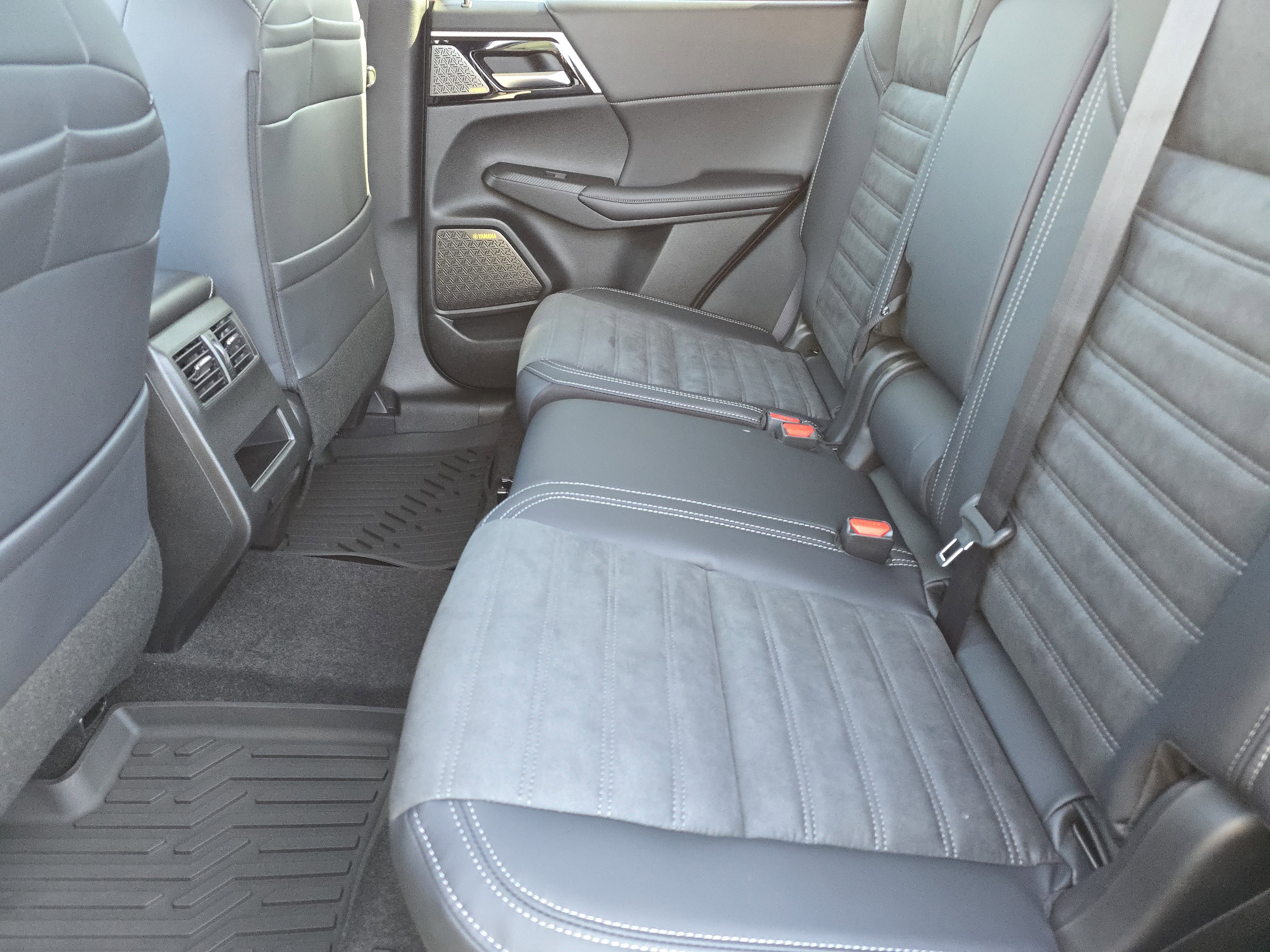 New 2026 Black Diamond Mitsubishi SE image 10