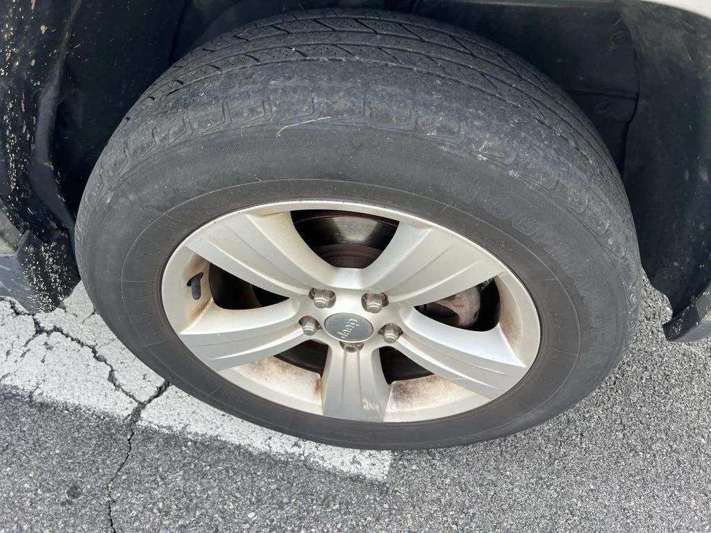 Used 2015 Silver Jeep Latitude image 10