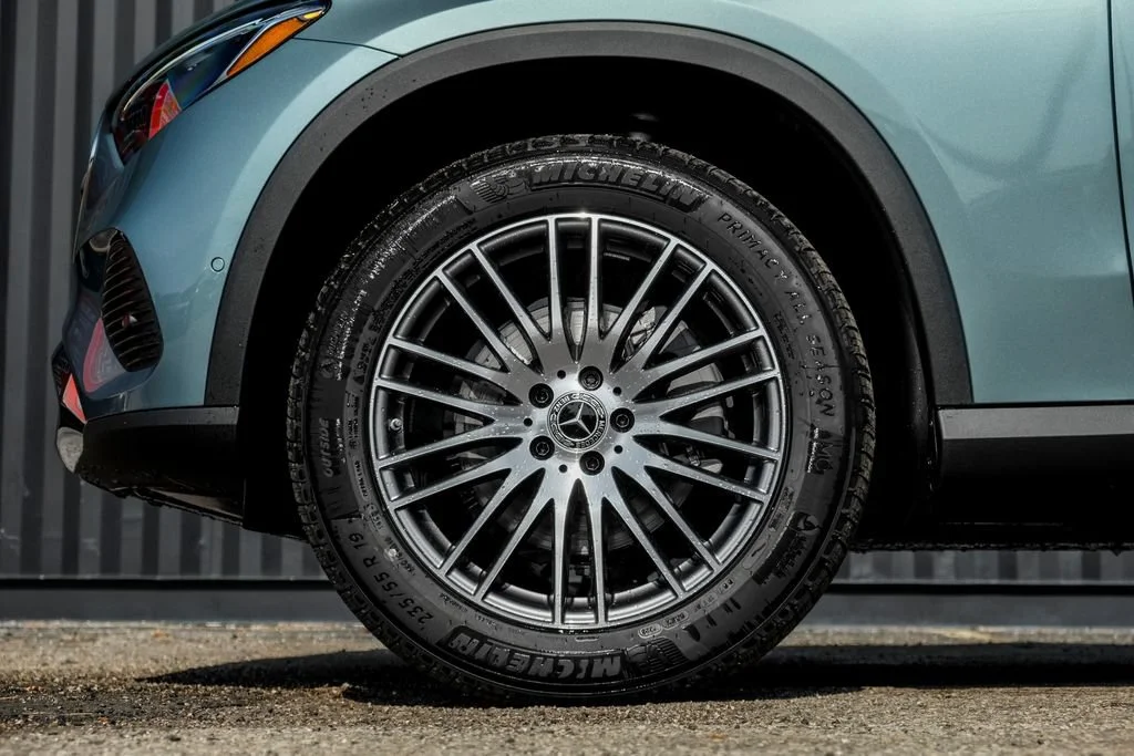 New 2026 Verde Silver Metallic Mercedes-Benz GLC 300 image 36