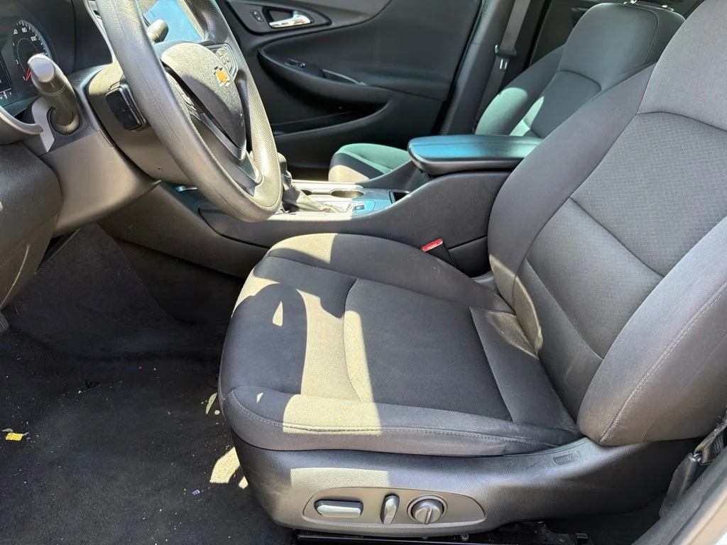 Used 2022 White Chevrolet LT image 17
