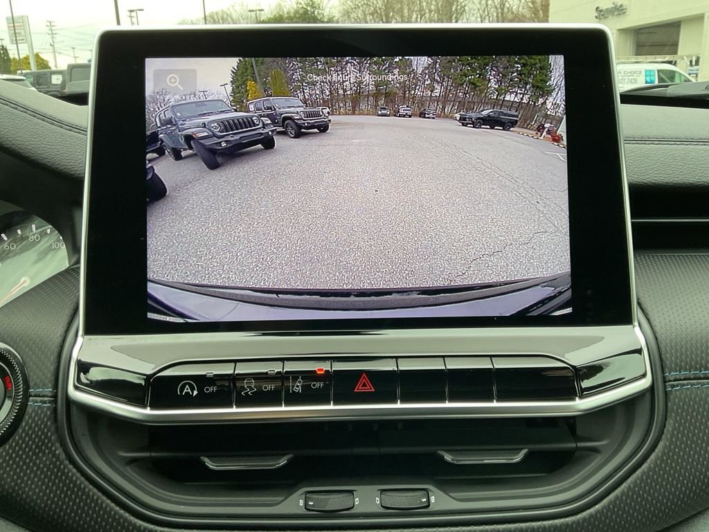 New 2026 Diamond Black Crystal Pearl-Coat Exterior Paint Jeep Latitude image 21