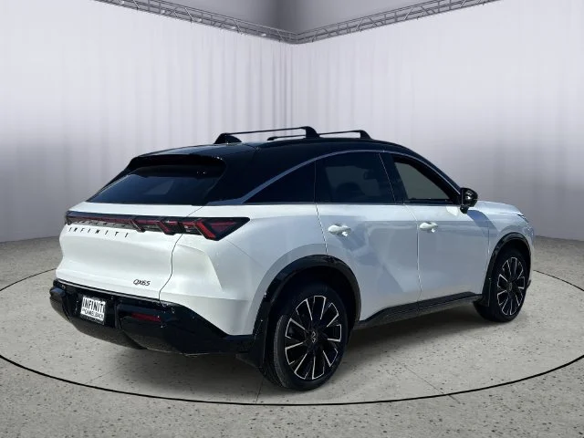 New 2027 2T RAD WHT INFINITI Autograph AWD image 9