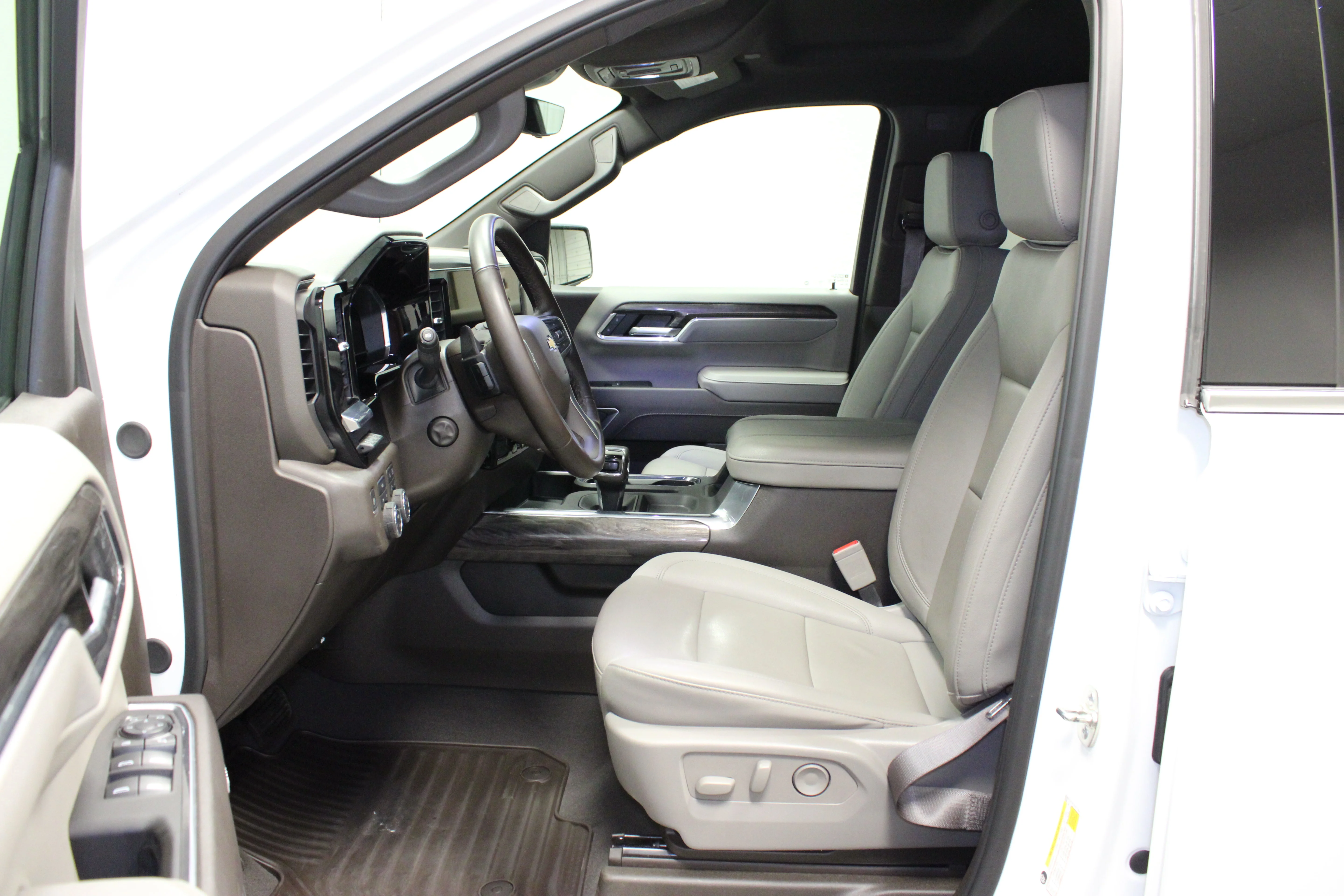 Used 2025 Summit White Chevrolet LTZ image 18