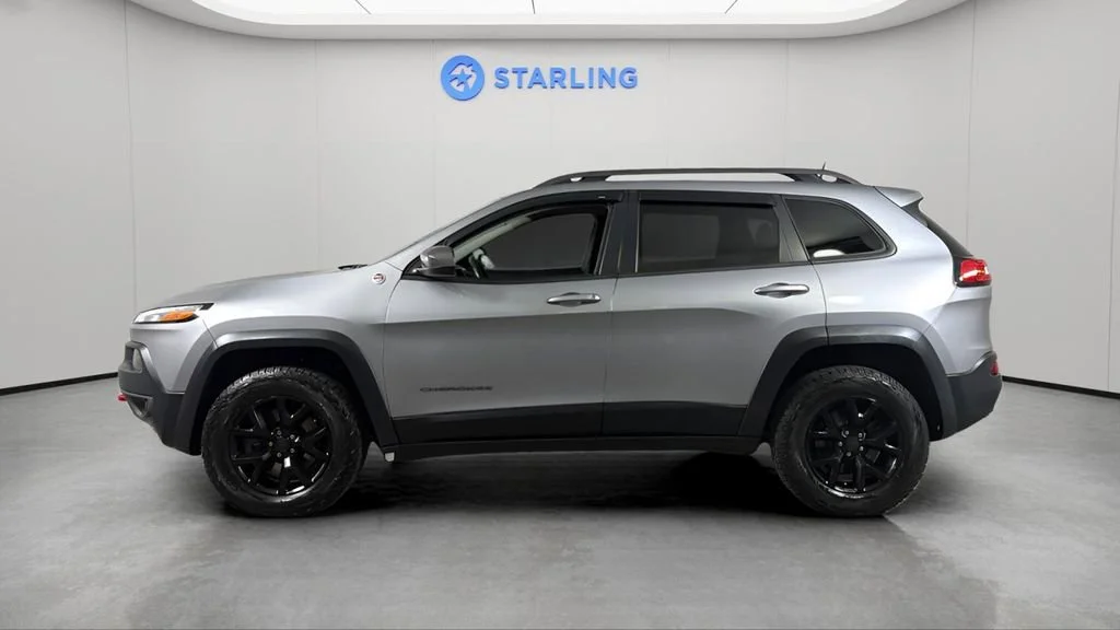 Used 2017 Silver Jeep Trailhawk 4x4 image 3