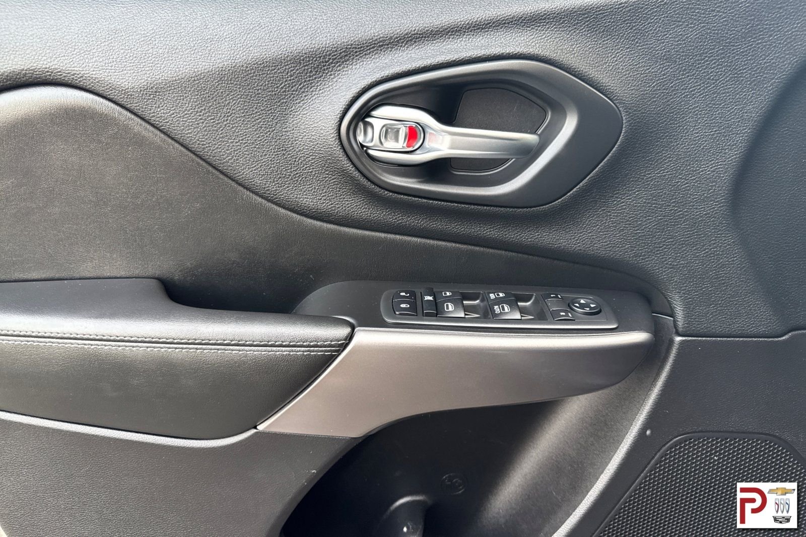Used 2019 Gray Jeep Latitude Plus image 11
