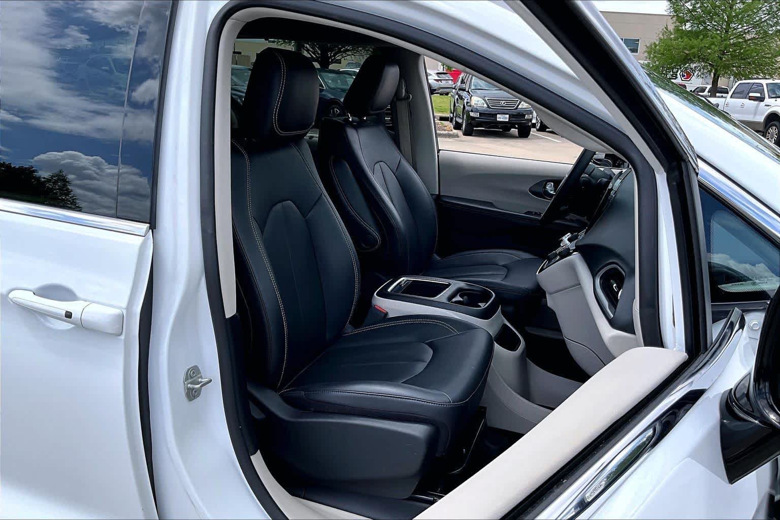 Used 2024 Bright White Clearcoat Chrysler Touring L image 8