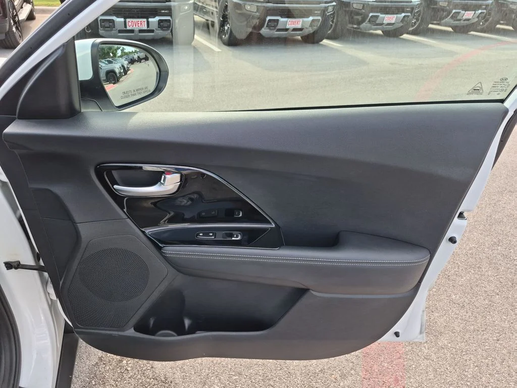 Used 2020 White Kia LXS image 35