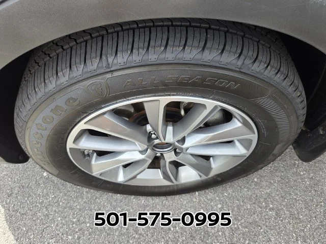 Used 2018 Blue Hyundai SE image 7