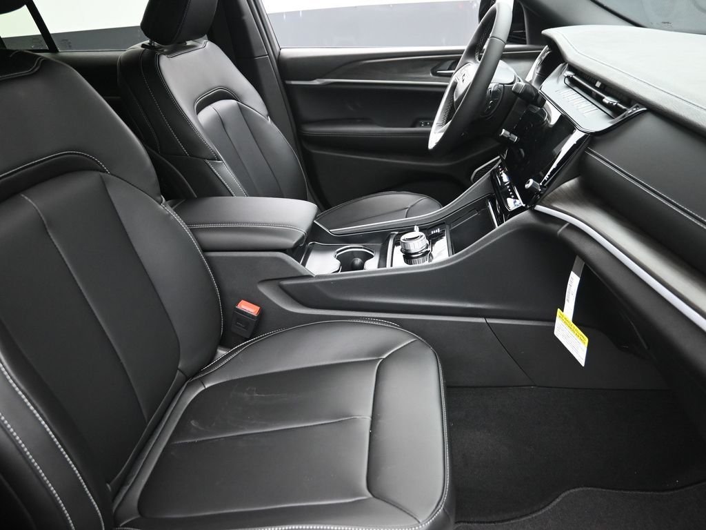New 2026 Diamond Black Crystal Pearl-Coat Exterior Paint Jeep Limited image 9