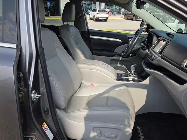 Used 2019 Gray Toyota XLE image 15