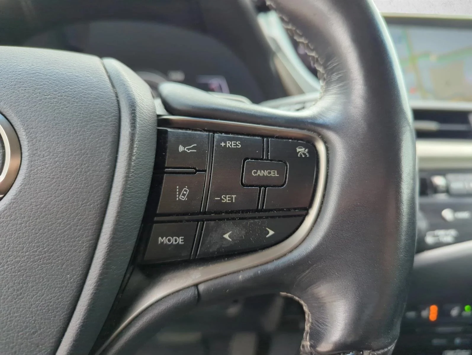Used 2019 Atomic Silver Lexus ES 300h Luxury image 17