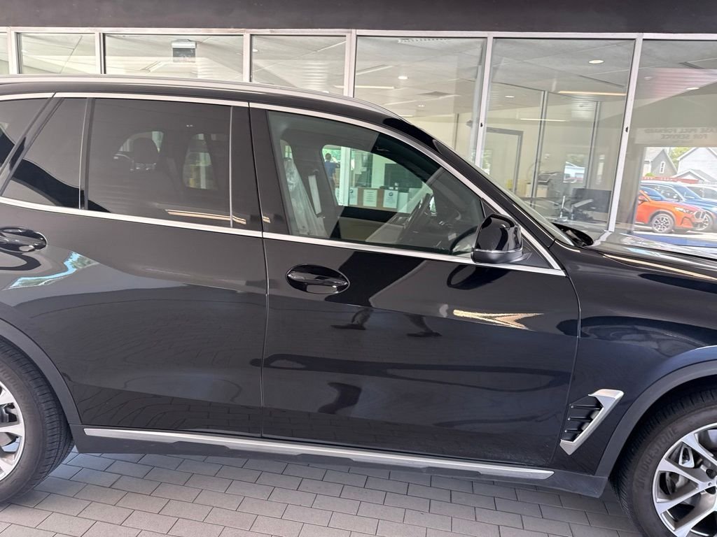 Used 2024 Black BMW sDrive40i image 7