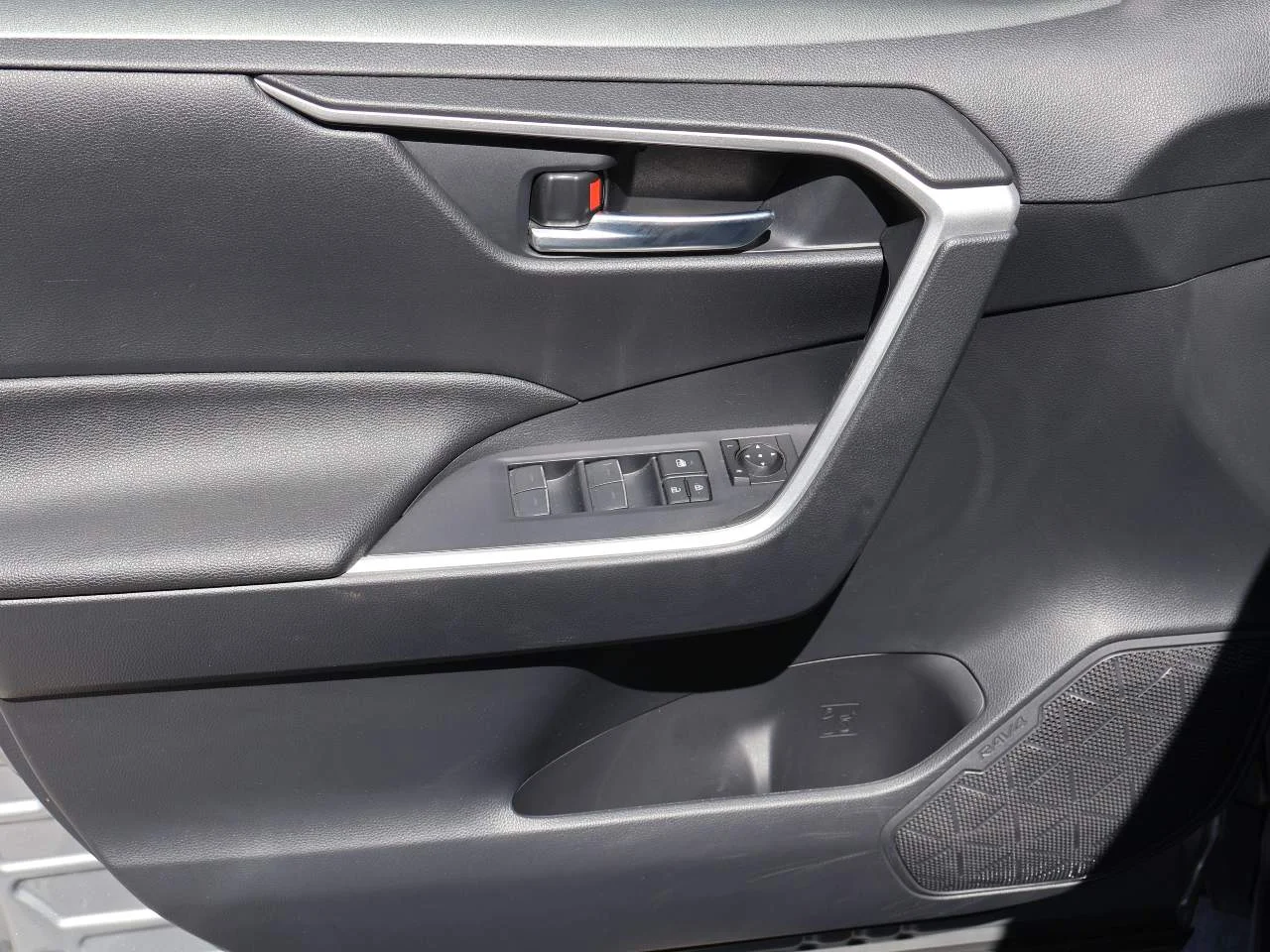 Used 2025 Silver Sky Metallic Toyota XLE image 7