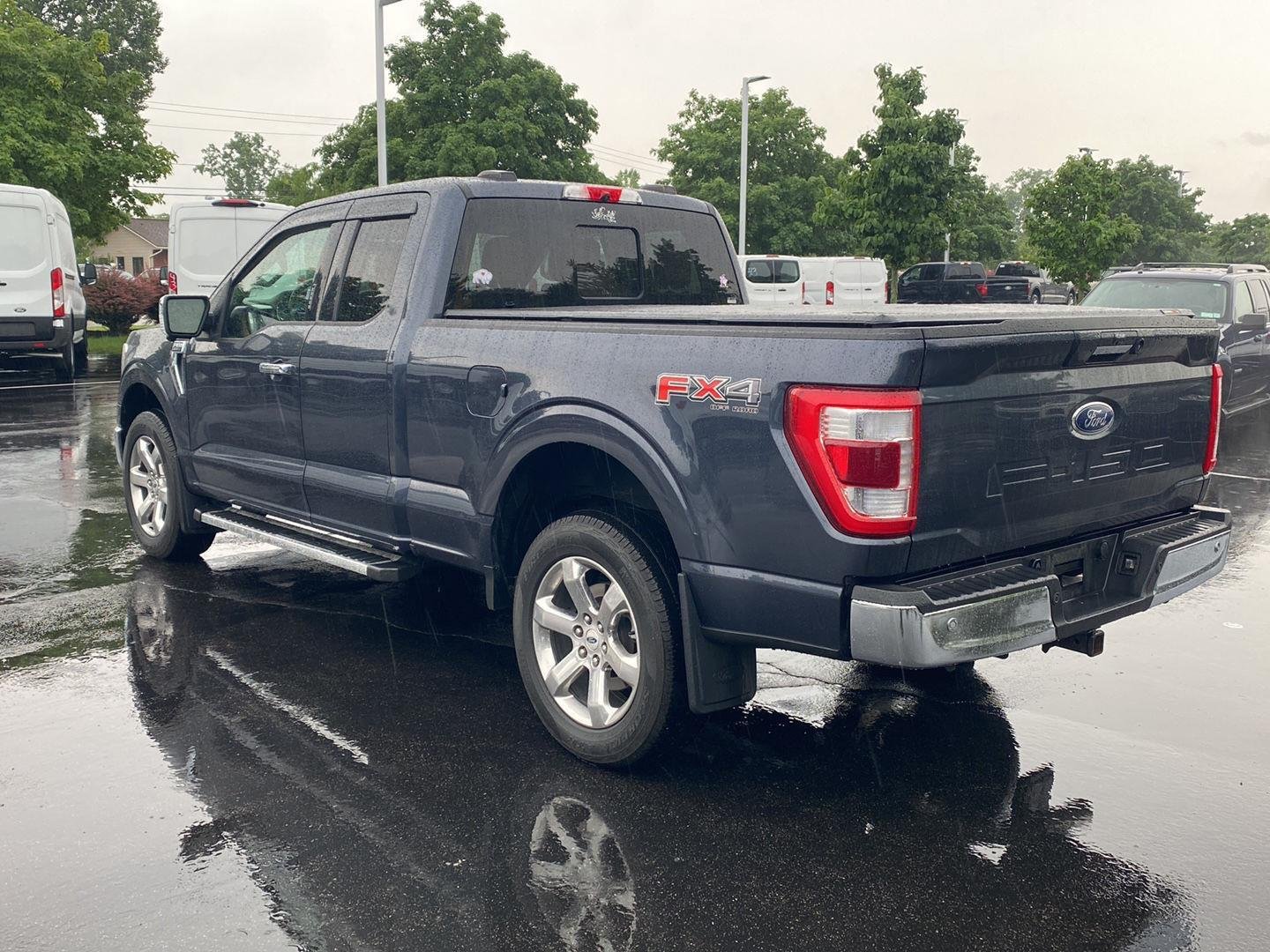 Used 2022 Smoked Quartz Metallic Tinted Clearcoat Ford LARIAT image 8
