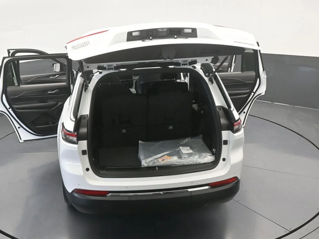 New 2026 Bright White Clear-Coat Exterior Paint Jeep Laredo image 63