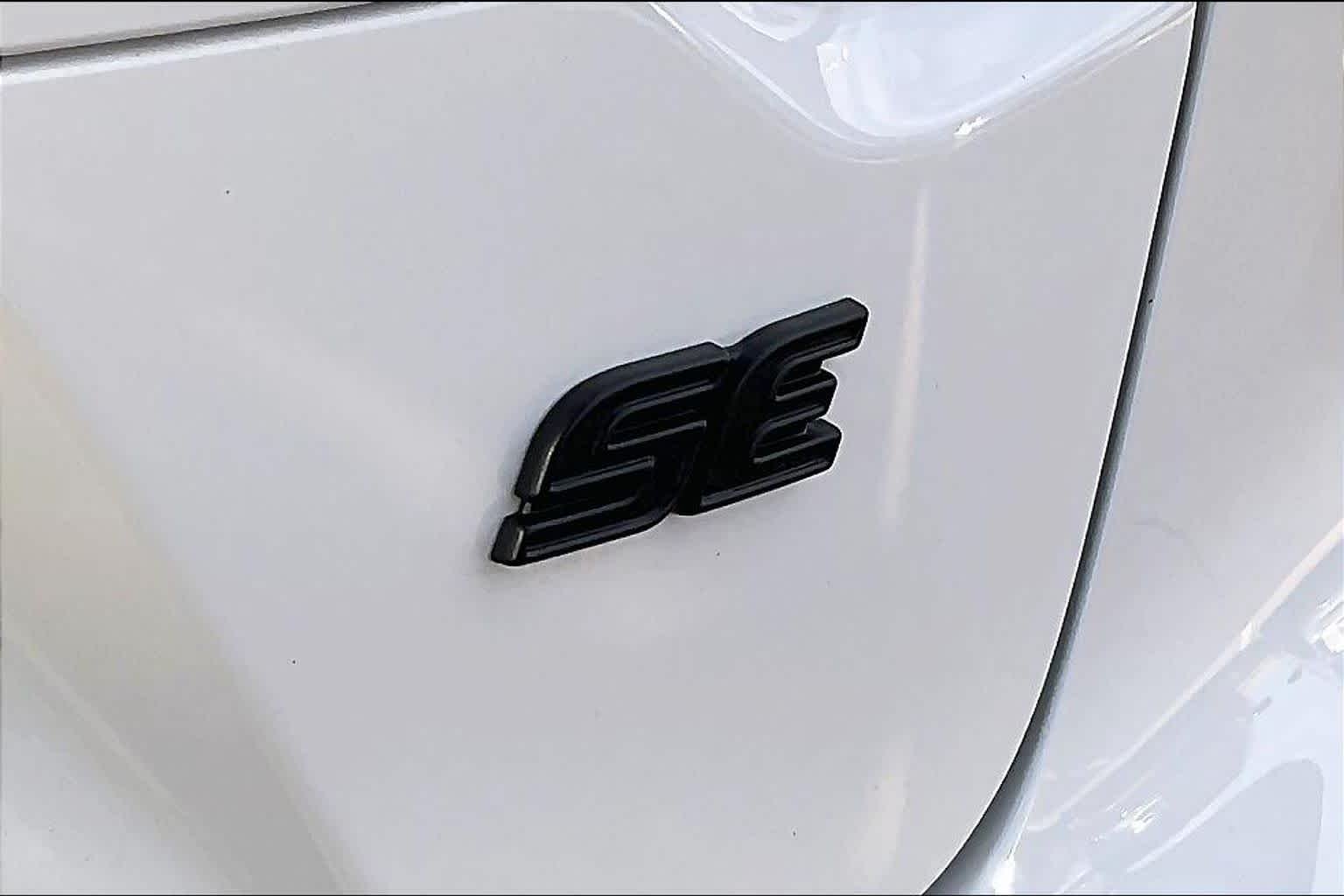 Used 2025 Ice Cap Toyota SE image 10