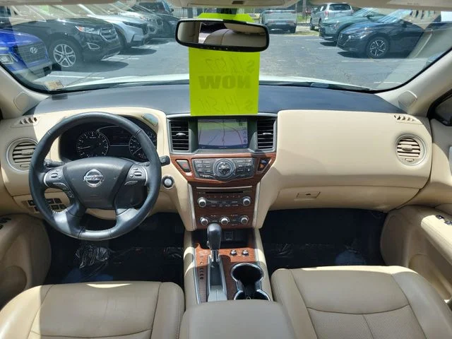 Used 2019 White Nissan Platinum image 10