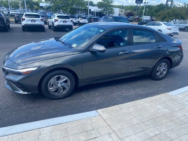 Used 2025 Gray Hyundai SE image 5