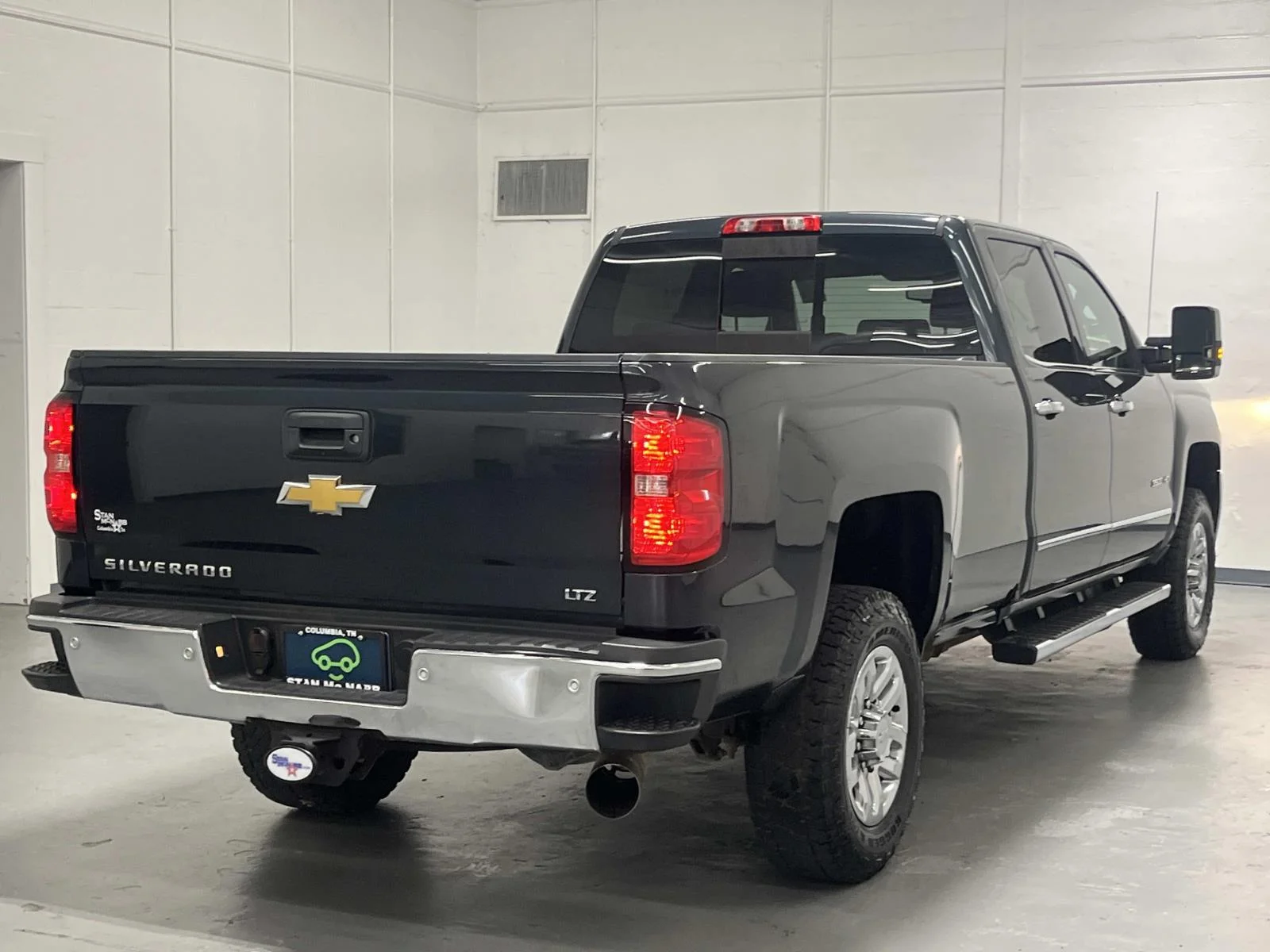 Used 2019 GRAPHITE METALLIC Chevrolet LTZ image 8
