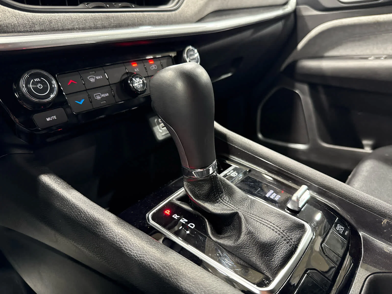 Used 2024 Sil/silver Jeep Latitude image 26