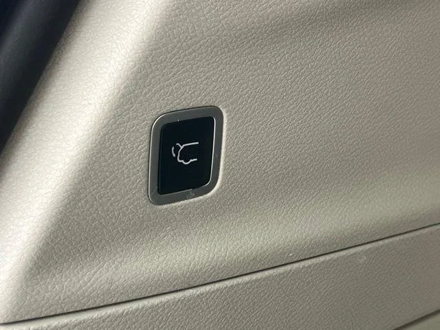 Used 2023 White Chrysler Touring L image 13