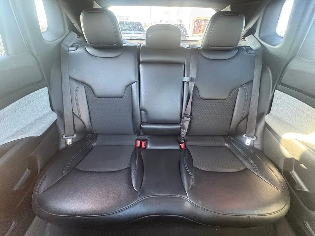 Used 2024 White Jeep Latitude image 28