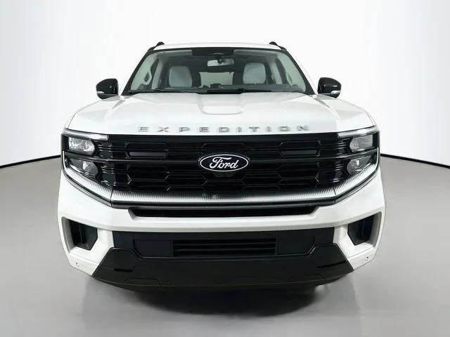 New 2027 Star White Metallic Tri-Coat Ford Platinum image 2
