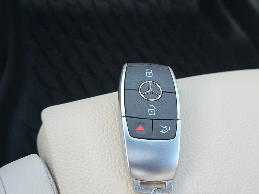 New 2026 Polar White Mercedes-Benz GLB 250 image 36
