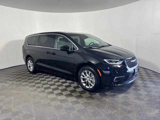 2026 Chrysler Pacifica Select AWD's photo