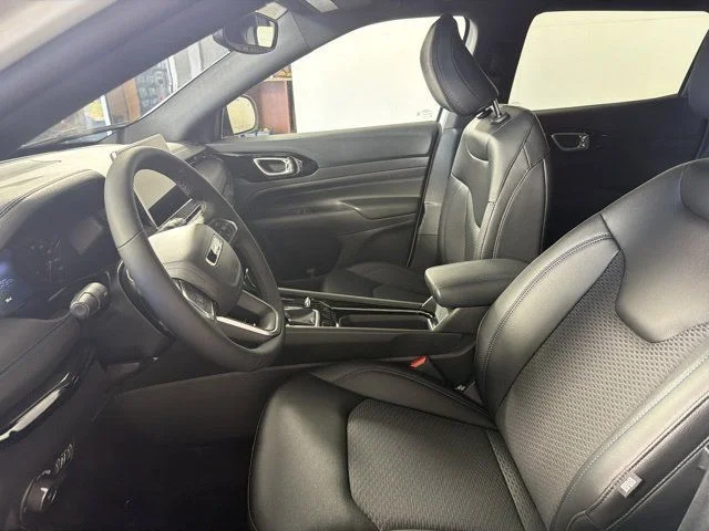 New 2026 White Jeep Latitude image 16