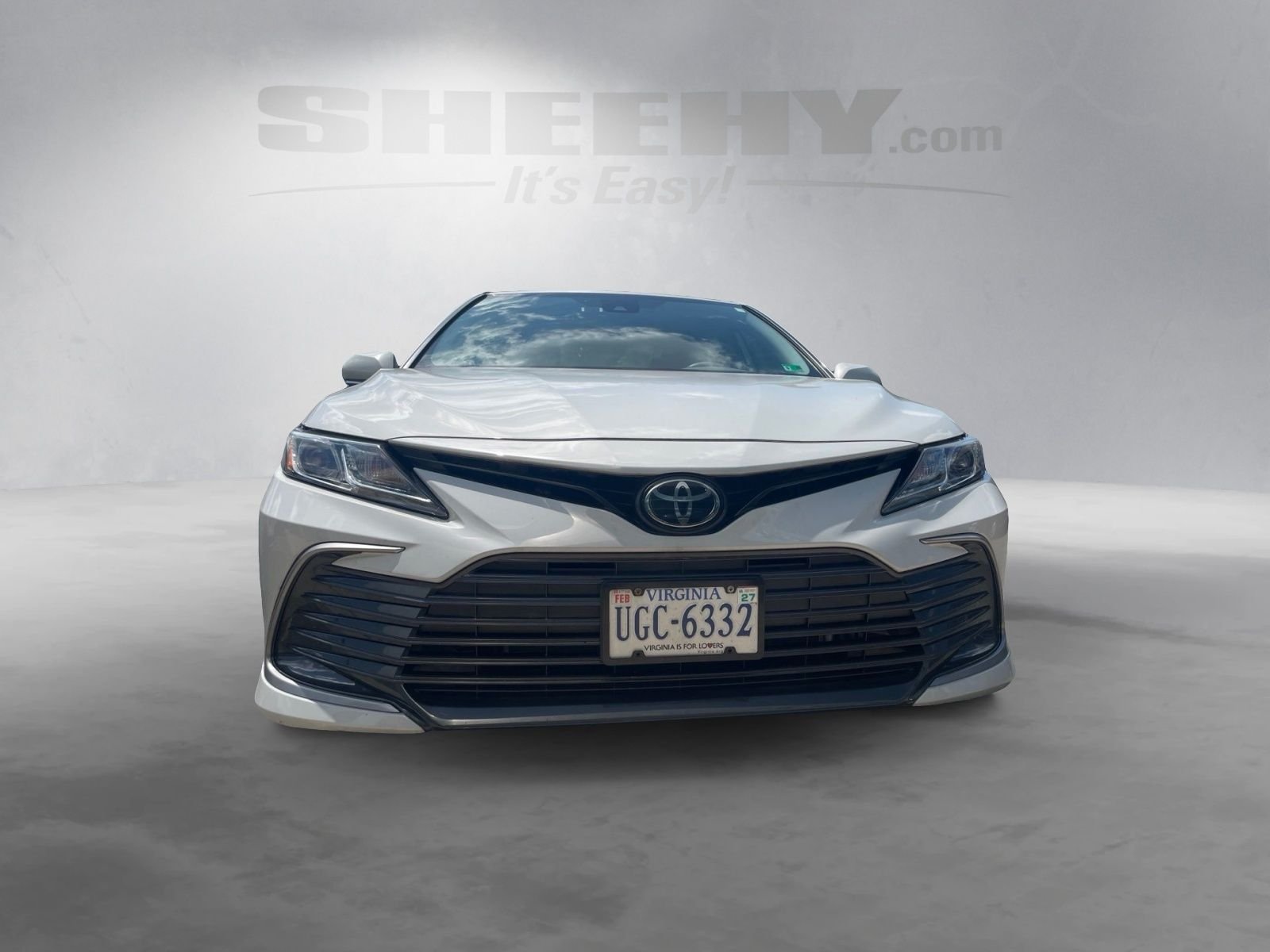Used 2022 White Toyota LE image 14