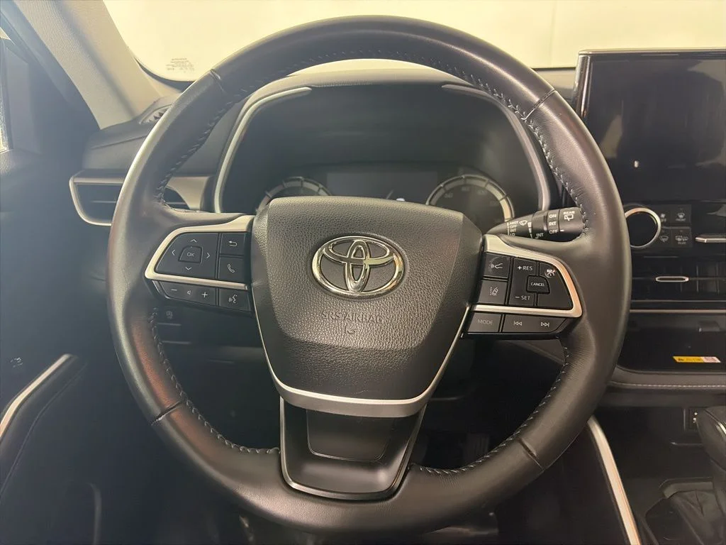 Used 2023  Toyota XLE image 6