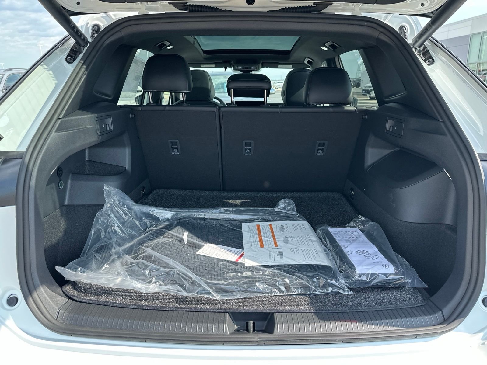 New 2026 White/off-white Volkswagen 2.0T SE R-Line Black image 27