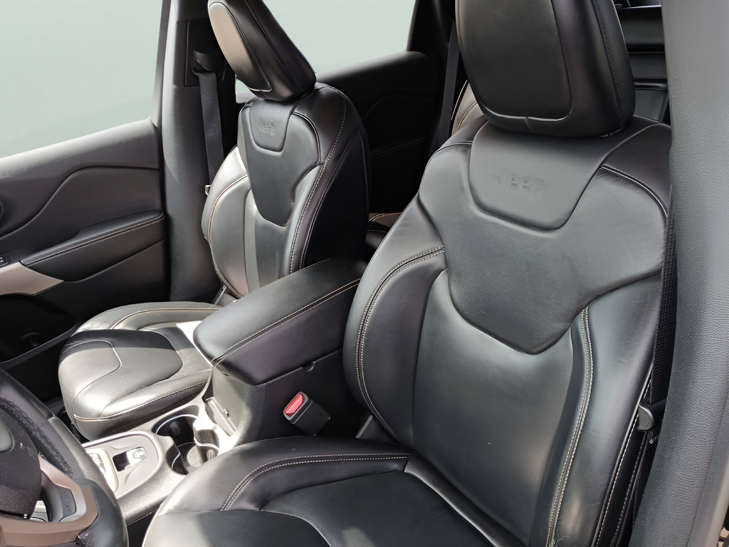 Used 2017 Black Jeep Latitude image 22