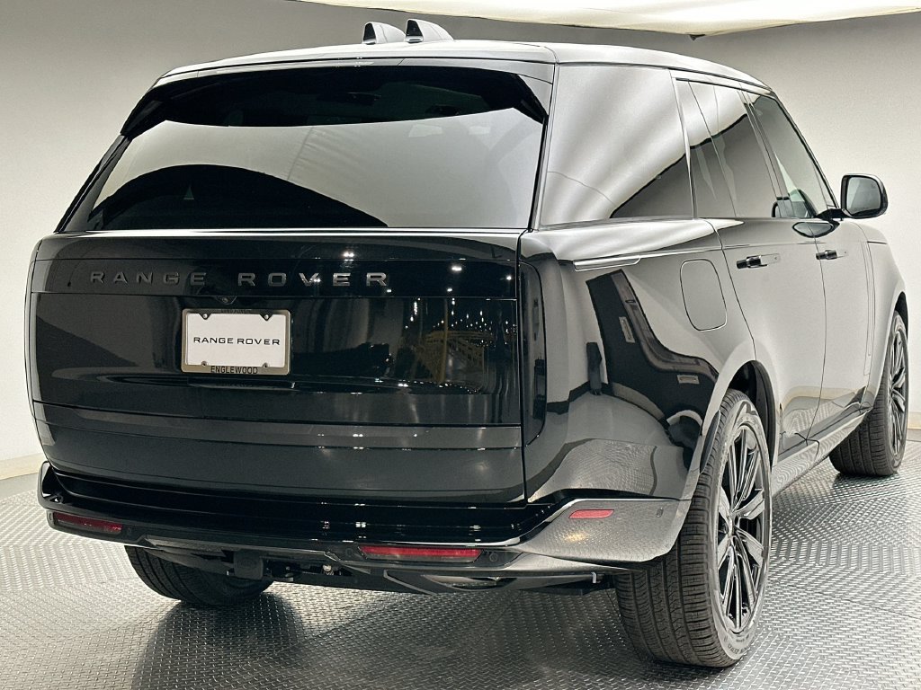 New 2027 Santorini Black Metallic Land Rover SE image 3