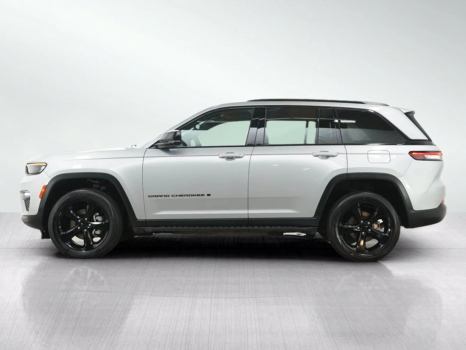 Used 2024 Jeep Grand Cherokee Limited with VIN 1C4RJHBG0RC187314 for sale in Hopkins, Minnesota
