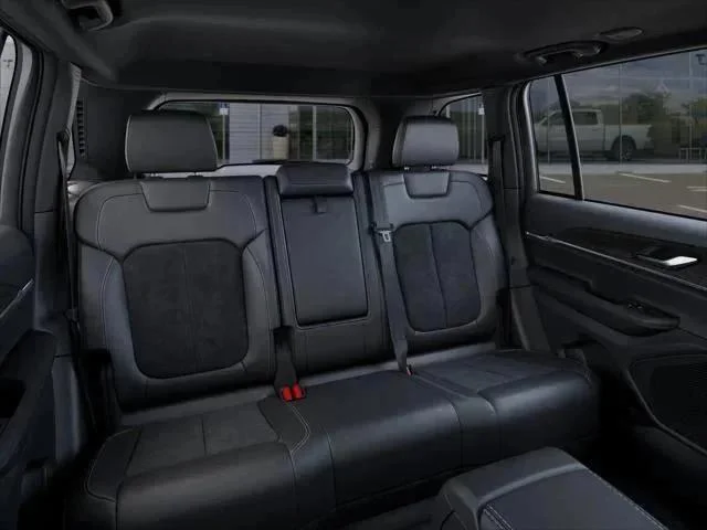 New 2026 Diamond Black Crystal Pearlcoat Jeep Laredo image 119