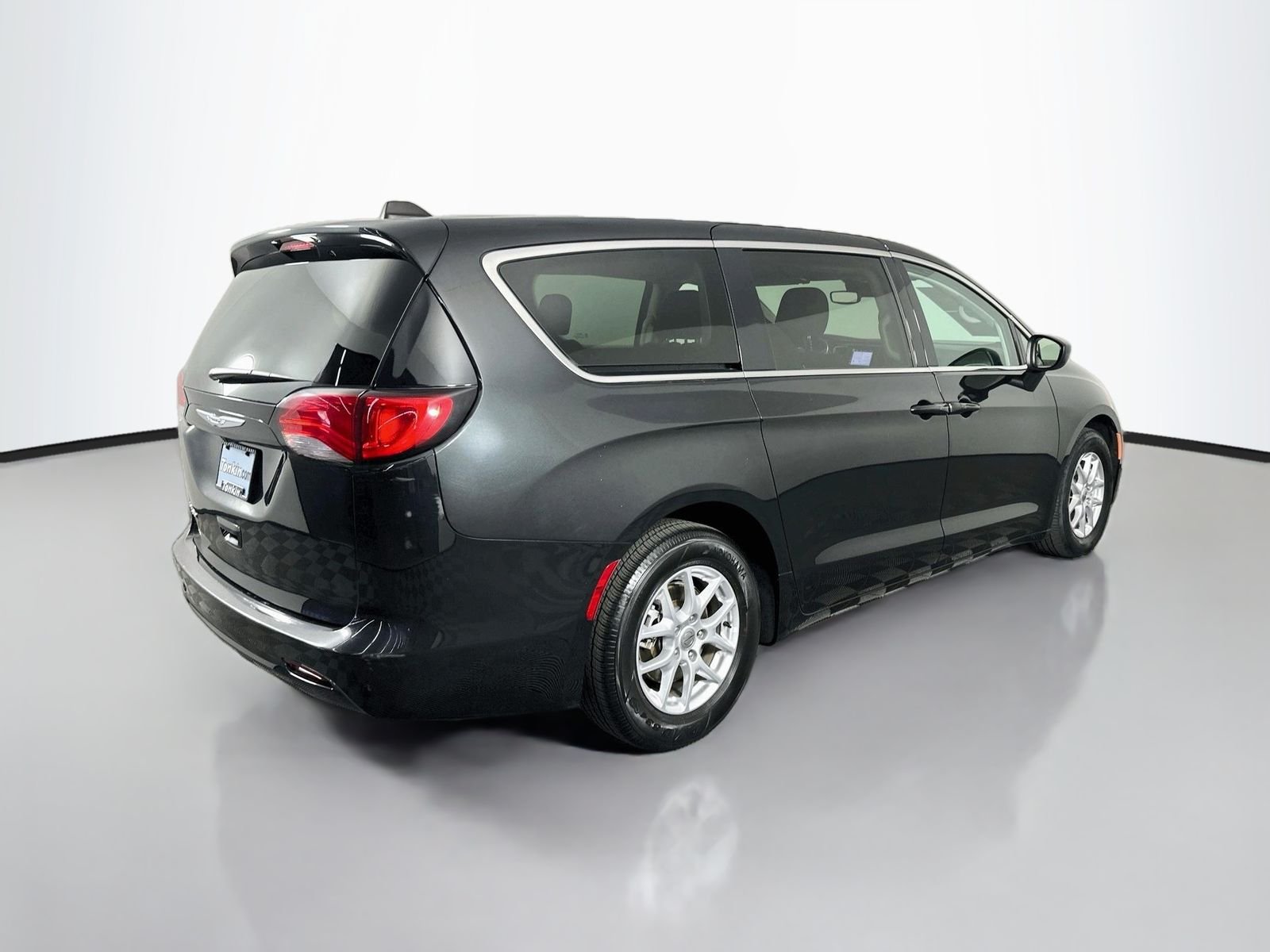 Used 2023 Brilliant Black Crystal Pearlcoat Chrysler LX image 8