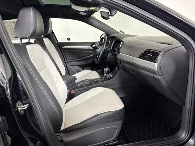 Used 2019 Deep Black Pearl Effect Volkswagen R-Line image 4