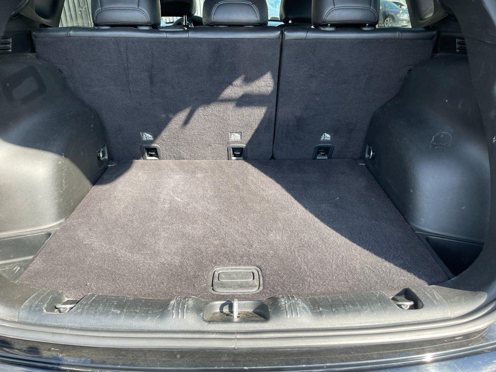 Used 2024 Diamond Black Crystal Pearlcoat Jeep Latitude image 34
