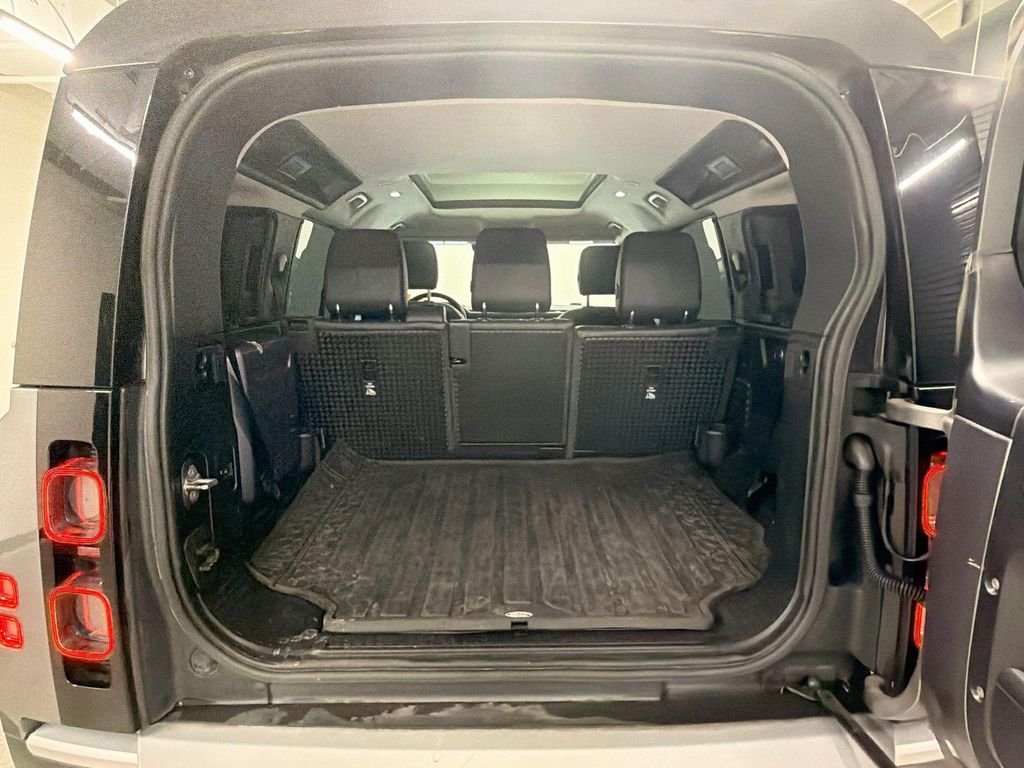 Used 2021  Land Rover SE image 27