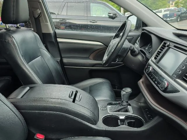 Used 2019 Shoreline Blue Pearl Toyota XLE image 11