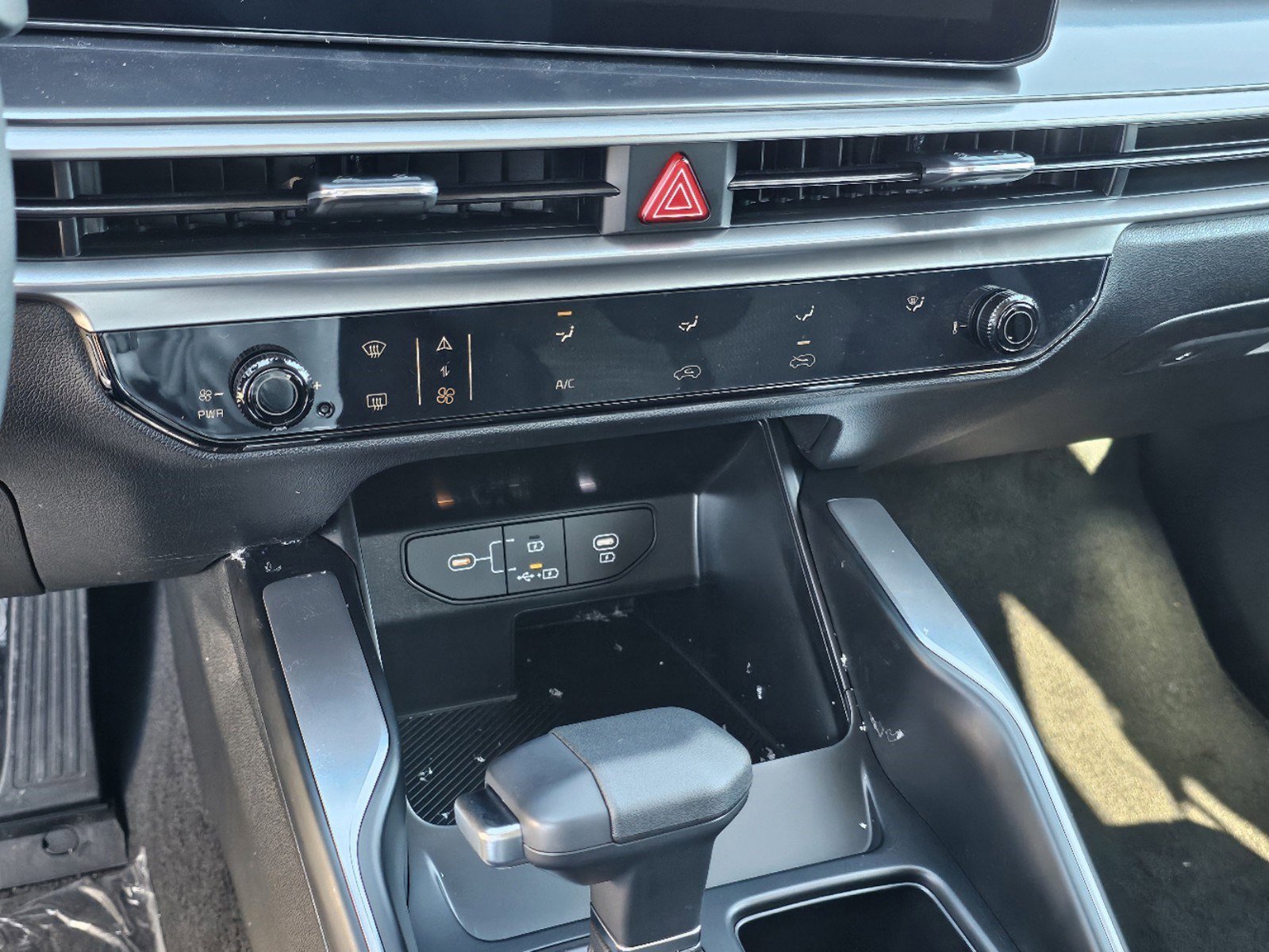 New 2025 Glacial White Pearl Kia LX image 18