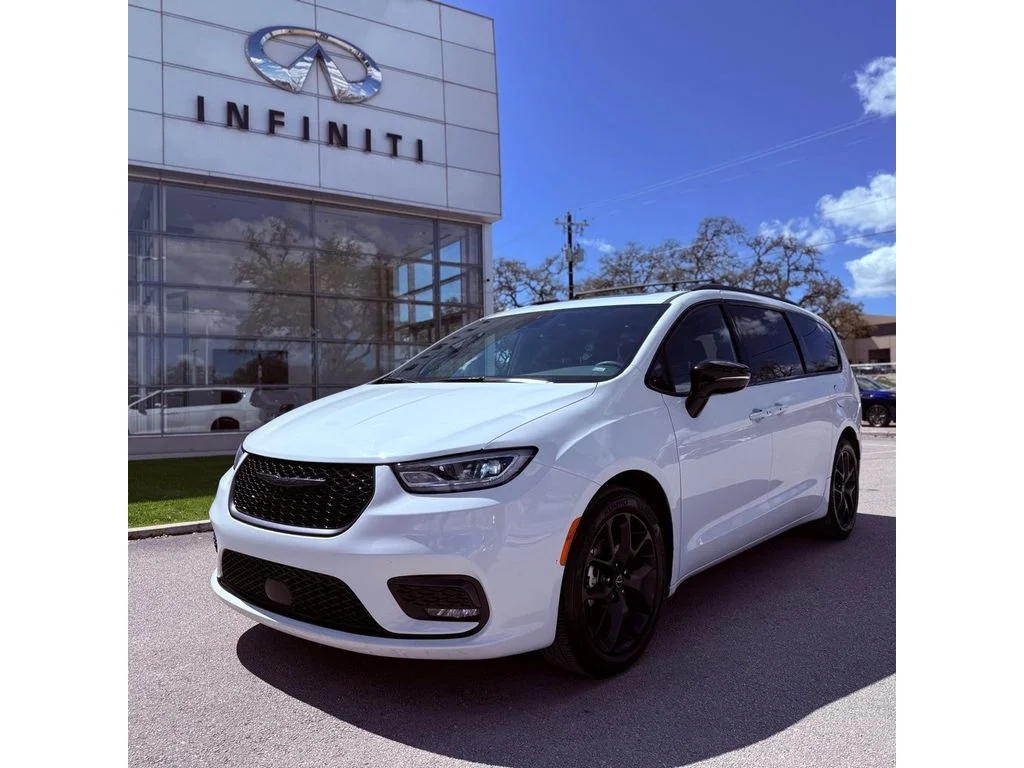 2025 Chrysler Pacifica Limited's photo