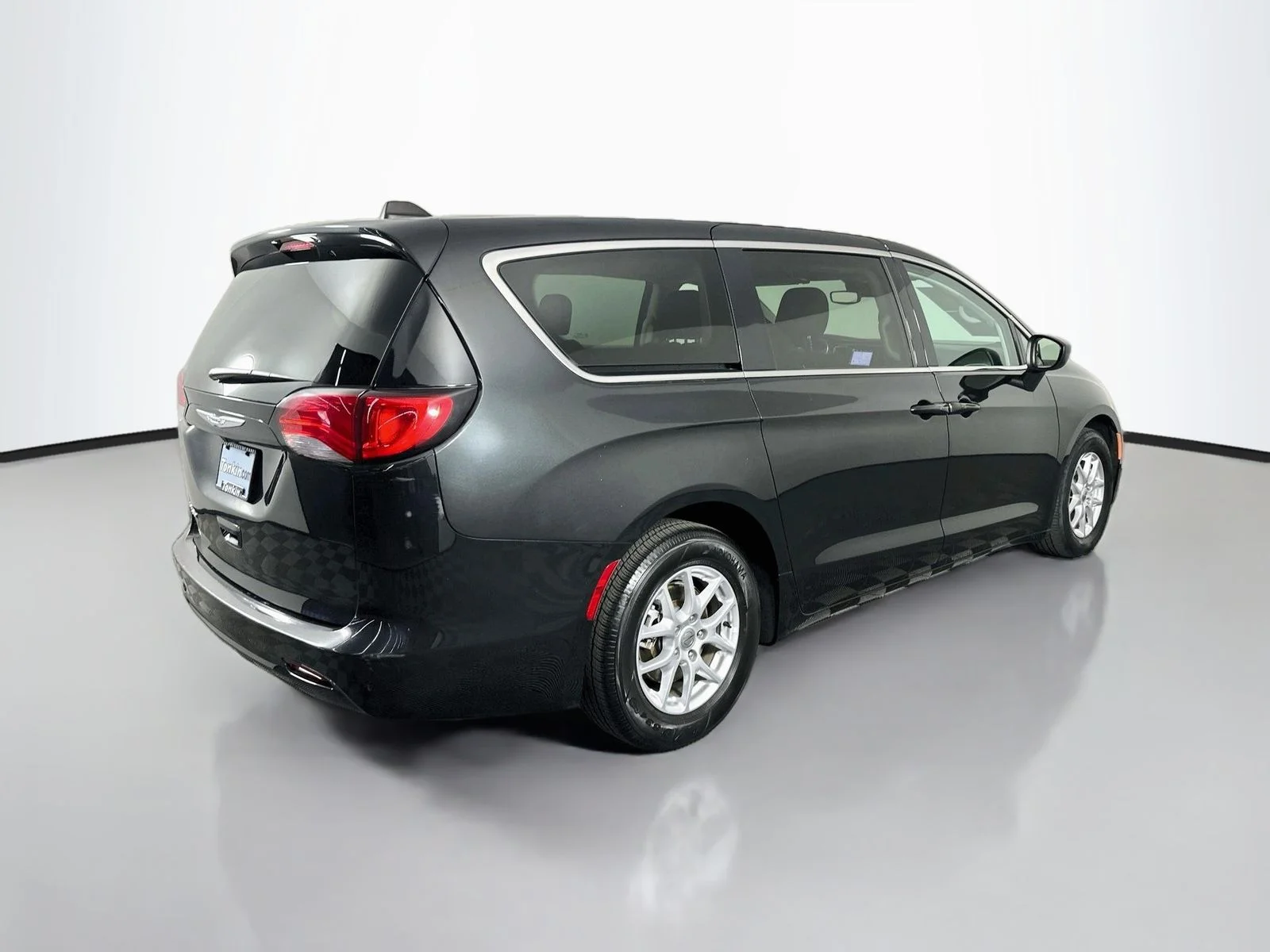 Used 2023 Brilliant Black Crystal Pearlcoat Chrysler LX image 8